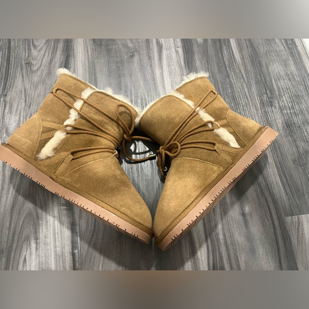 Minnetonka Tan Winter Boots with Fur Lining